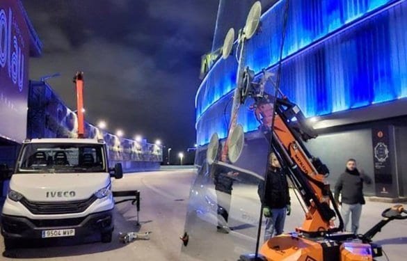 Montaj sticlă și geamuri la clădiri moderne.