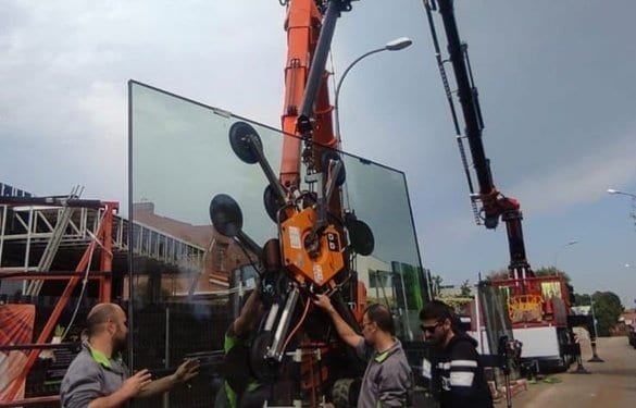 Montaj sticlă pentru ferestre și fațade cu echipamente moderne.