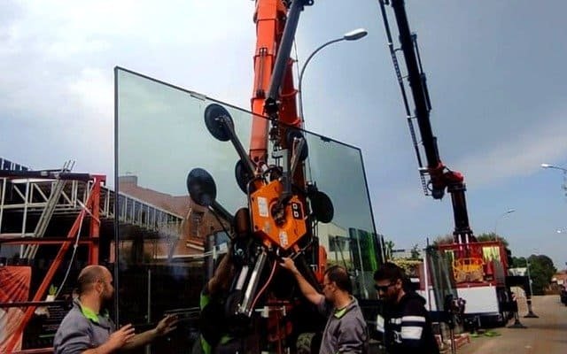 Montaj geamuri din sticlă cu echipament specializat.