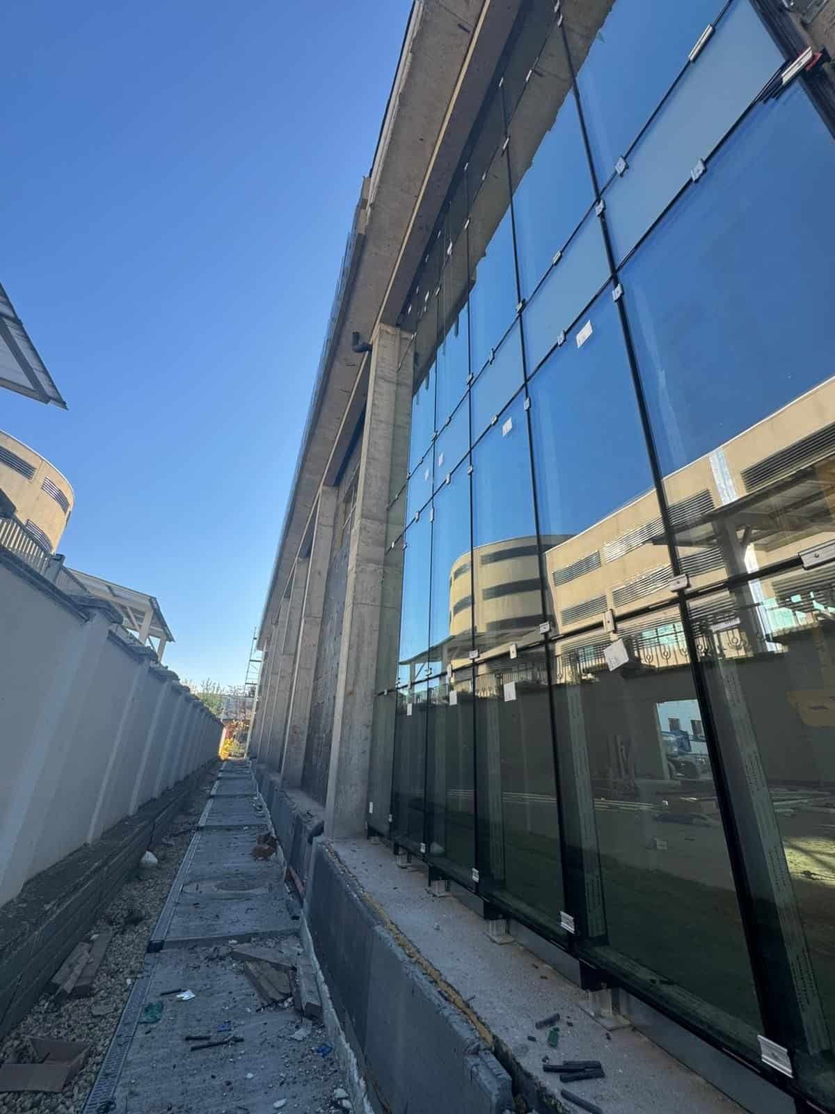 Sticlă de siguranță pentru fațadă clădire modernă, montaj profesional, izolare termică și fonică, so.