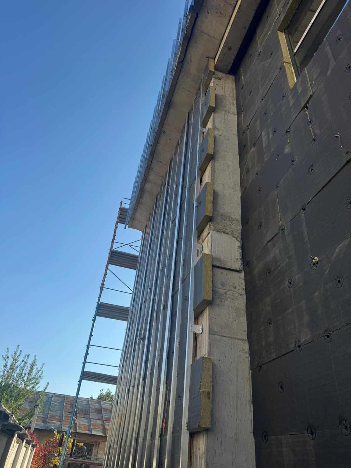 Montaj structură de oțel și beton pentru construcții rezidențiale.