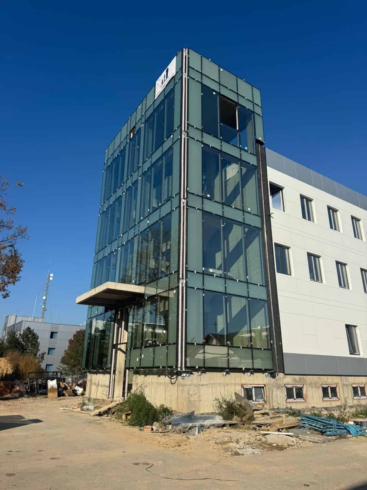 Sticlă de înaltă calitate pentru fațade și ferestre moderne.