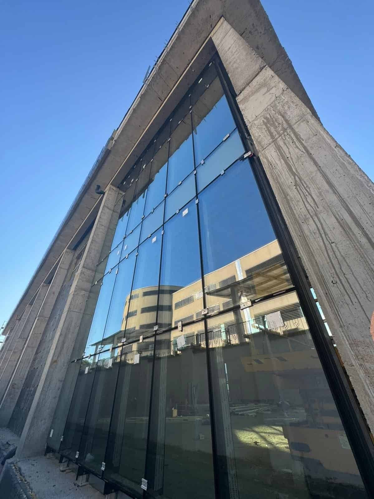 Vitrină din sticlă pentru fațade, montaj profesional, izolare termică și fonică.