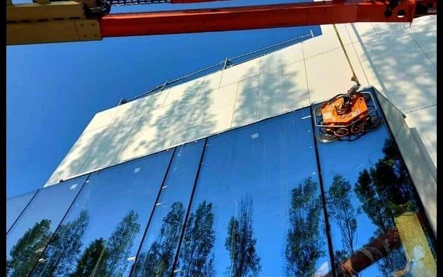 Montaj sticlă pentru fațade și ferestre, realizat de specialiști în domeniu.