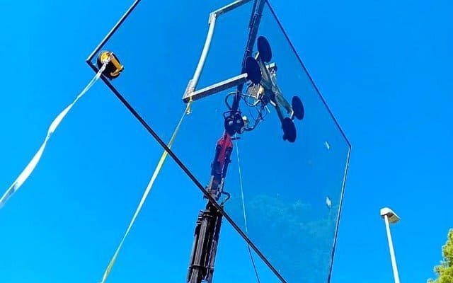 Montaj sticlă cu echipamente specializate pentru proiecte de calitate.